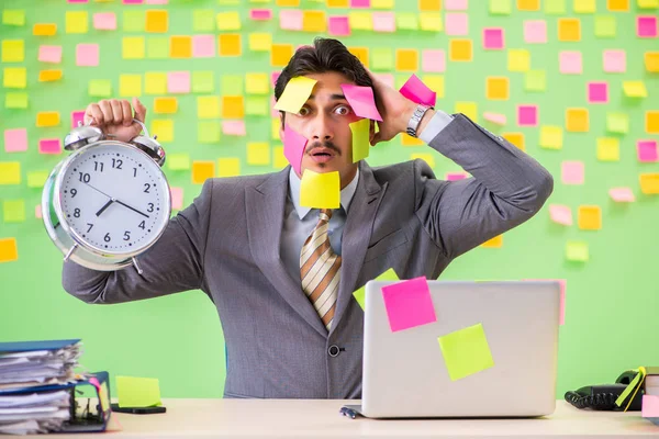Empresário com muitas prioridades conflitantes na gestão do tempo — Fotografia de Stock