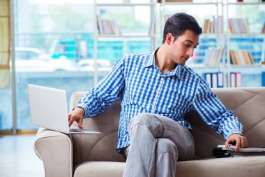 Bilgisayarlı beyaz öğrenci üniversite sınavlarına hazırlanıyor.