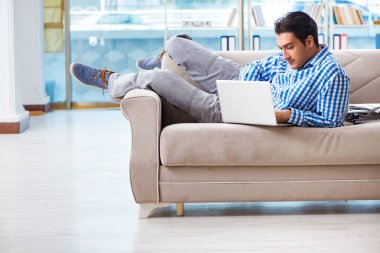 Bilgisayarlı beyaz öğrenci üniversite sınavlarına hazırlanıyor.