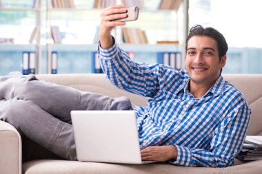 Bilgisayarlı beyaz öğrenci üniversite sınavlarına hazırlanıyor.