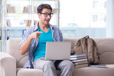 Bilgisayarlı beyaz öğrenci üniversite sınavlarına hazırlanıyor.