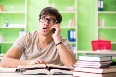 Üniversite sınavlarına hazırlanan öğrenci