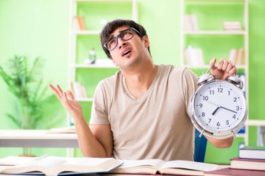 Üniversite sınavlarına hazırlanan öğrenci