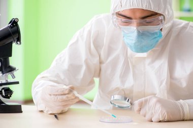 Laboratuvarda yeni bir deney üzerinde çalışan kimyager.