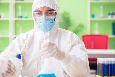 Laboratuvarda yeni bir deney üzerinde çalışan kimyager.