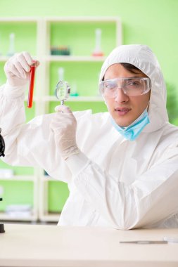 Doktor laboratuarda kan analizi yapıyor.