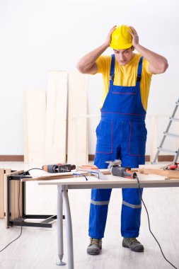 Kat tamircisi işinden memnun değil. 