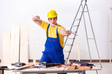 Kat tamircisi işinden memnun değil. 