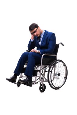 Beyaz arka plan üzerinde izole tekerlekli sandalye ile işadamı
