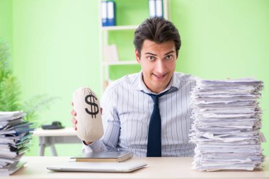 İş adamının evrak işleri ve iş yükü ile ilgili sorunları var