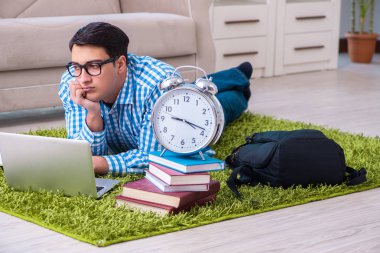 Öğrencinin sınavlara hazırlanmak için çok az zamanı var.