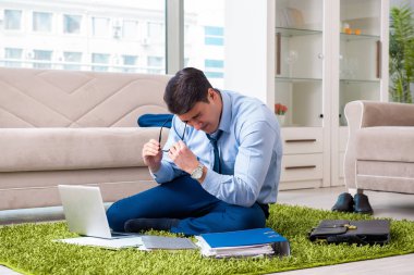 İş adamı eve iş getirip fazla mesai yapıyor.