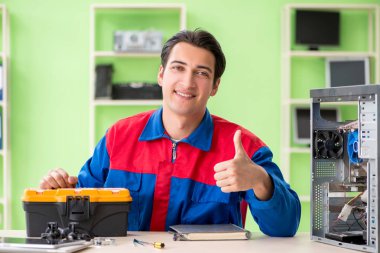 Bilgisayar mühendisi bozuk masaüstünü onarıyor