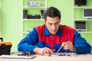 Bilgisayar mühendisi bozuk masaüstünü onarıyor