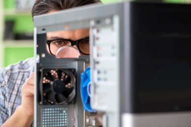 Bilgisayar mühendisi bozuk masaüstünü onarıyor