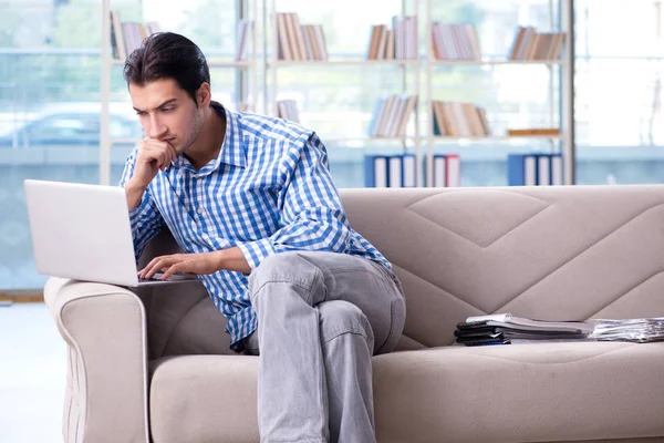 Étudiant caucasien avec ordinateur portable se préparant pour les examens universitaires — Photo