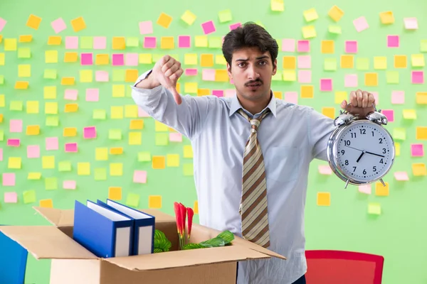 Man collecting his stuff after redundancy in the office with man — Stock Photo, Image