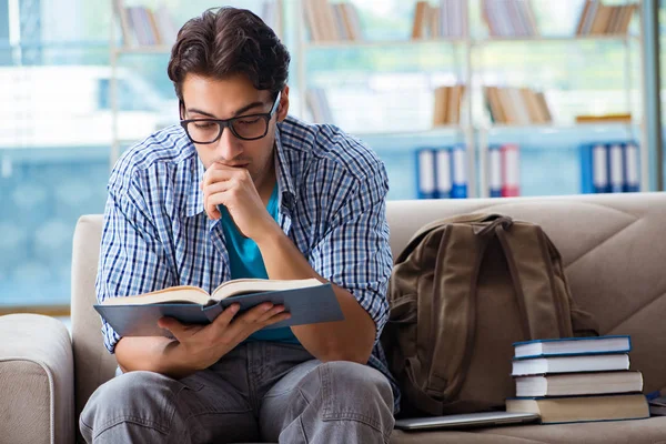 Estudante caucasiano se preparando para exames universitários — Fotografia de Stock