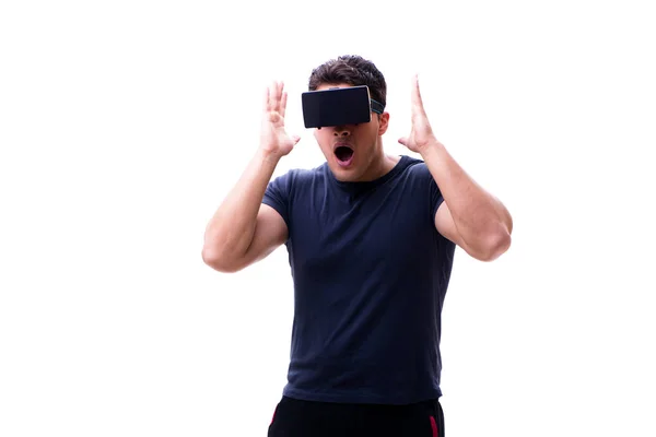 Человек играет в очки виртуальной реальности на белом фоне — стоковое фото