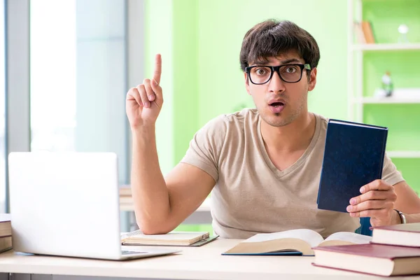 Student bereitet sich auf Uni-Prüfungen vor — Stockfoto