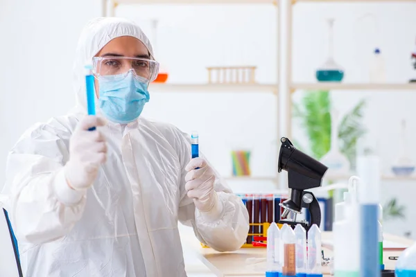 Joven estudiante de química trabajando en laboratorio sobre productos químicos — Foto de Stock