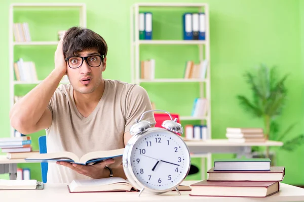 Estudiante preparándose para exámenes universitarios —  Fotos de Stock