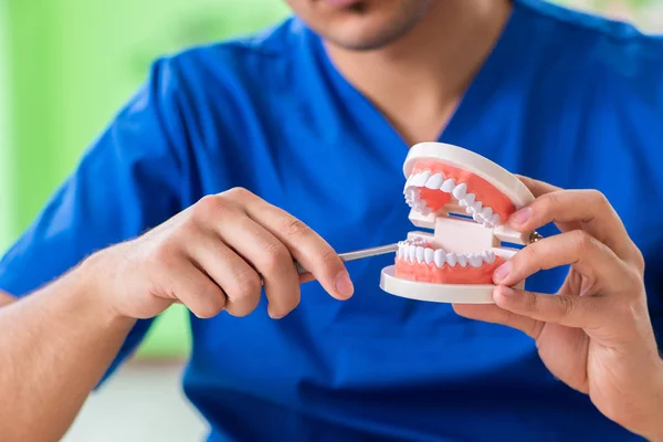 Dentysta pracujący nad nowym implantem zębów — Zdjęcie stockowe