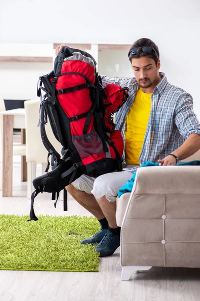 Mochilero empacando para su viaje — Foto de Stock