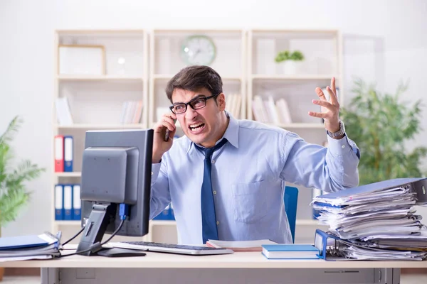 Empresário estressante trabalhando no escritório — Fotografia de Stock