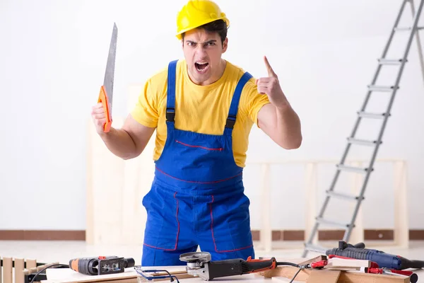 Fußbodenreparateur enttäuscht von seiner Arbeit — Stockfoto