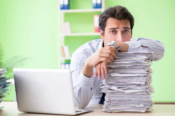 Affärsman som har problem med pappersarbete och arbetsbelastning — Stockfoto