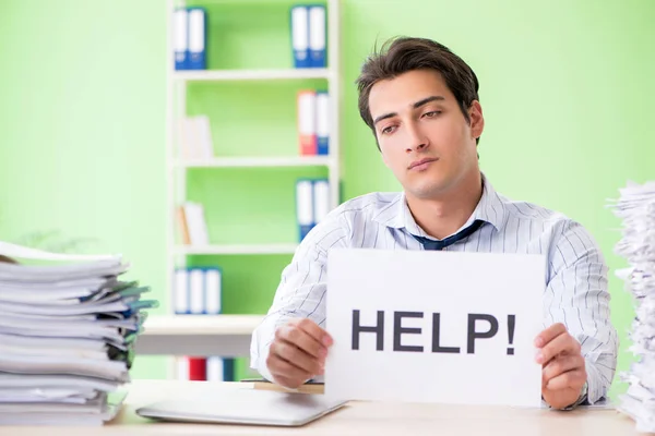 Geschäftsmann hat Probleme mit Papierkram und Arbeitsbelastung — Stockfoto