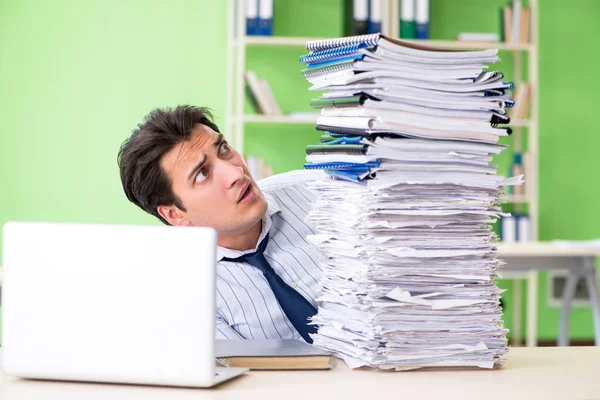 Empresario que tiene problemas con el papeleo y la carga de trabajo —  Fotos de Stock