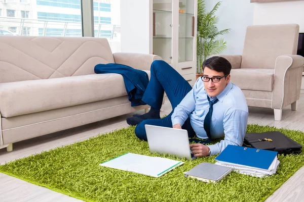 Geschäftsmann nimmt Arbeit mit nach Hause und macht Überstunden — Stockfoto