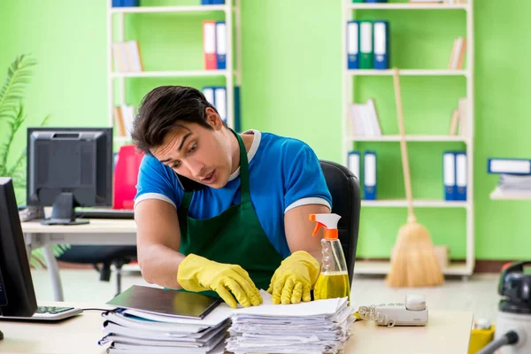 Mannelijke spion onder schonere dekking stelen van vertrouwelijke documenten — Stockfoto