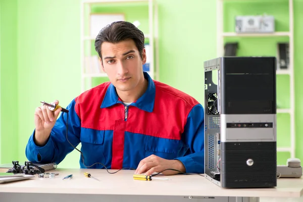 Компьютерный инженер ремонтирует сломанный рабочий стол — стоковое фото
