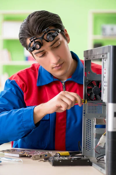 Ingeniero informático reparación de escritorio roto — Foto de Stock