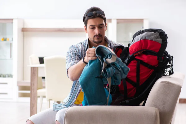 чоловік з туристичним рюкзаком