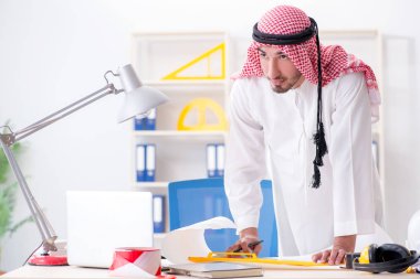 Arap mühendis yeni proje üzerinde çalışıyor