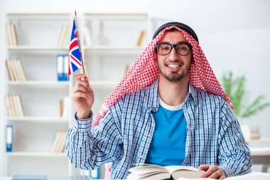 İngilizce öğrenen Arap öğrenci