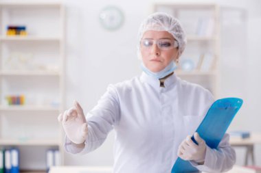 Laboratuvarda düğmelere basan kadın doktor