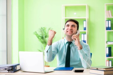 Ofiste çalışan erkek finans müdürü. 