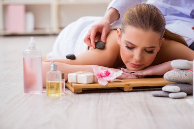 Salondaki spa prosedürü sırasında genç bir kadın.