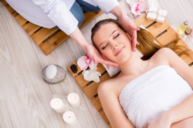 Salondaki spa prosedürü sırasında genç bir kadın.