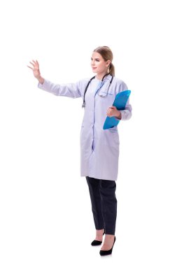 Genç kadın doktor beyaz arka planda izole edilmiş.