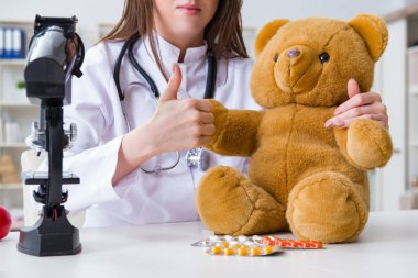 Çocuk oyuncak sağlığını kontrol ediyor