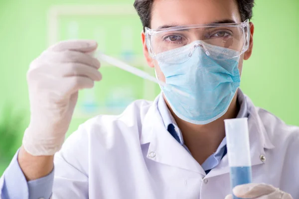 Man chemicus werkt in het lab — Stockfoto