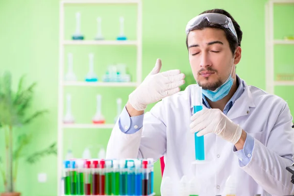 Man chemicus werkt in het lab — Stockfoto