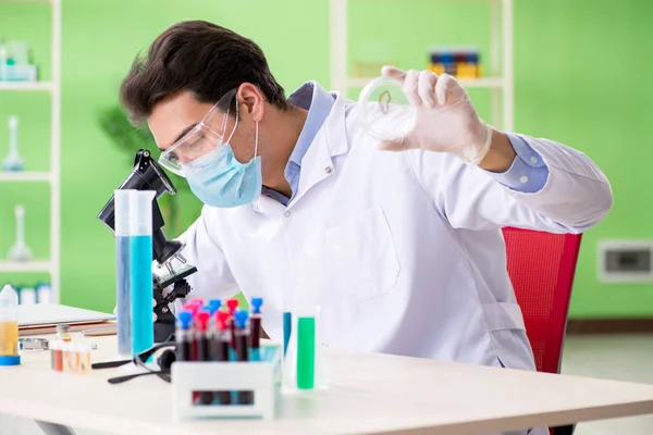 Chimico uomo che lavora in laboratorio — Foto Stock