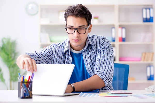 Joven diseñador trabajando en un nuevo proyecto y eligiendo colores — Foto de Stock